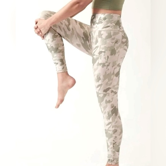 ATHLETA Salutation Stash Pocket II Printed Tight Green
Camo Small Pink Gym Yoga - Picture 1 of 6